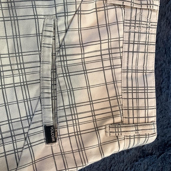 Volcom shorts - Picture 6 of 13